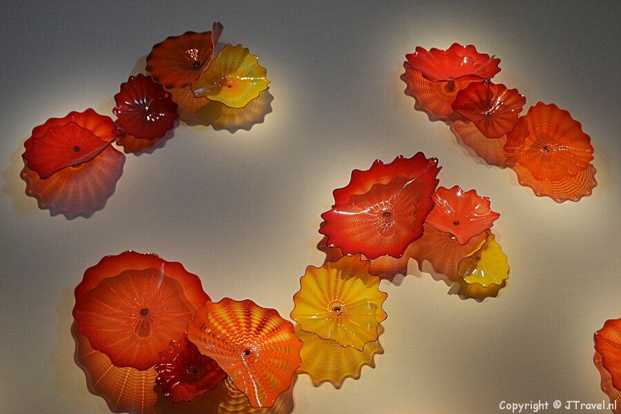 Het werk Grand Stairwell Installation van glaskunstenaar Dale Chihuly het Groninger Museum in Groningen