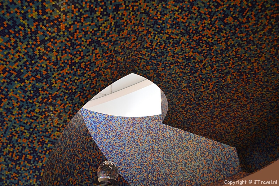 De wenteltrap in het Groninger Museum in Groningen