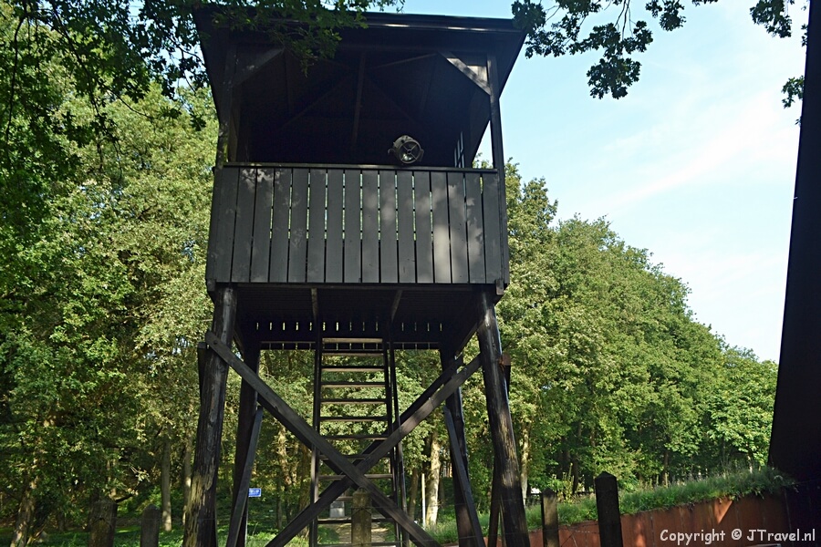 De wachttoren in Kamp Amersfoort tijdens de 9e etappe van het Westerborkpad / Copyright © JTravel.nl