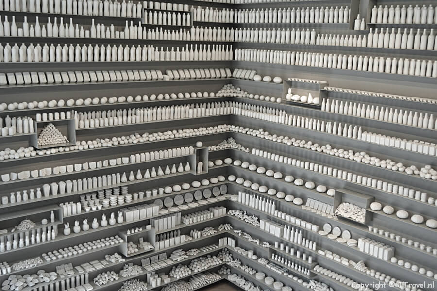 Kunstwerk โFood Chain Projectโ van kunstenaar Itamar Gilboa,. Alles wat u ziet liggen is door Itamar Gilboa in een jaar gegeten en in porselein gemaakt in het LAM (Lisser Art Museum) in Lisse