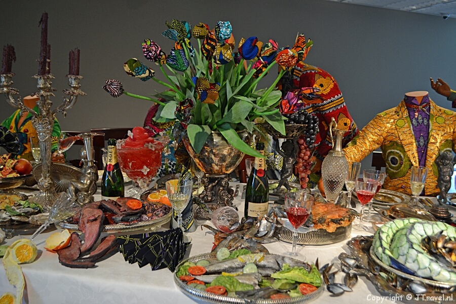 Kunstwerk โLast supperโ van kunstenaar Yinka Shonibare, naar de muurschildering van Leonardo da Vinci, uitbeeldende het laatste avondmaal (verhaal uit de Bijbel) in het LAM (Lisser Art Museum) in Lisse