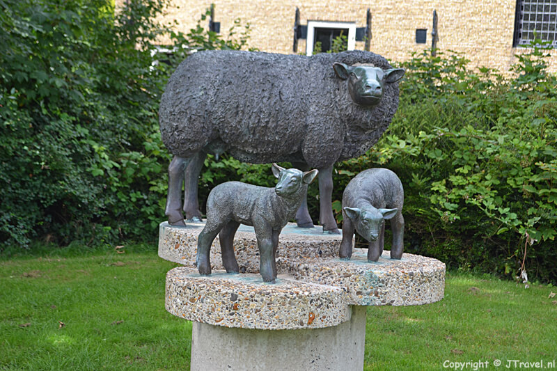 Het beeld van een schaap met twee lammeren in Oosterend / Copyright © JTravel.nl