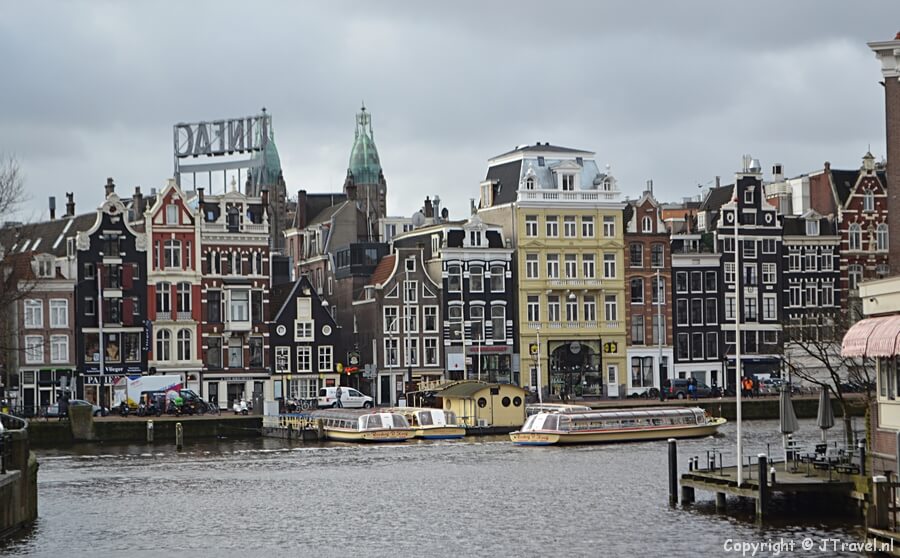 Uitzicht vanaf een brug in Amsterdam