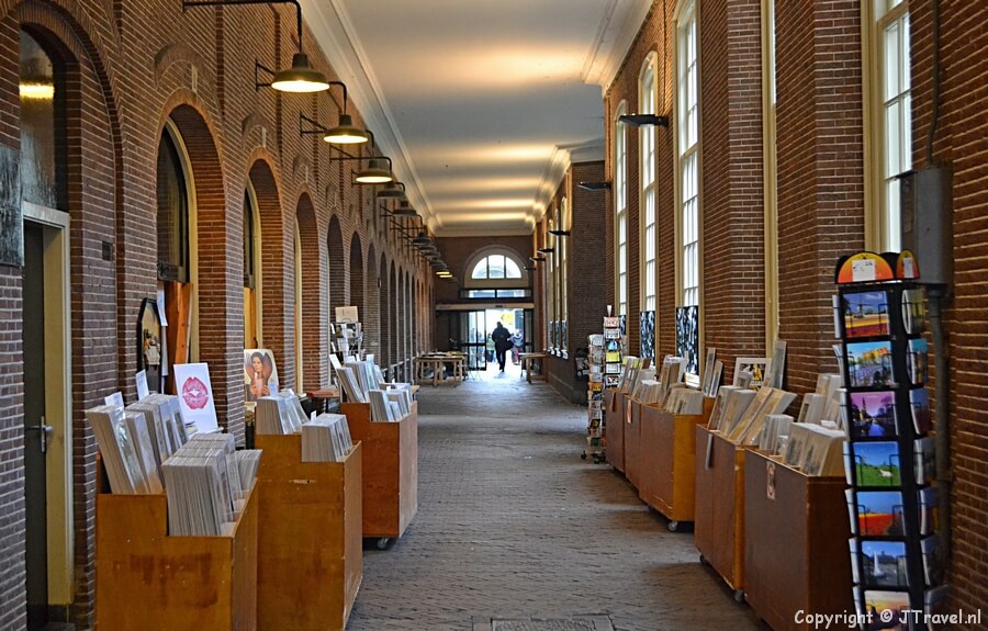 De overdekte boekenmarkt in Amsterdam