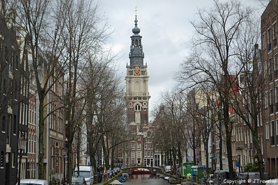 Uitzicht vanaf een brug in Amsterdam