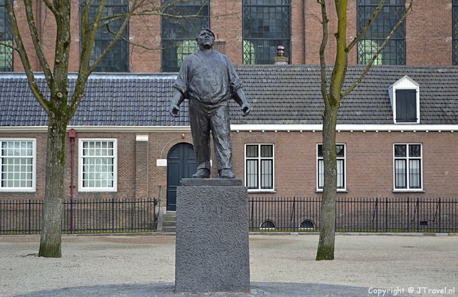 Het standbeeld 'De Dokwerker' in Amsterdam