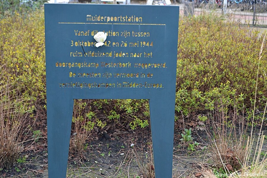 Het Monument bij het Muiderpoortstation in Amsterdam in Amsterdam