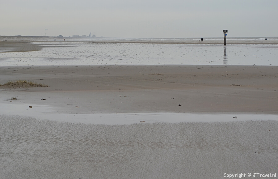 Het strand bij strandopgang Mantelmeeuwpad in IJmuiden
