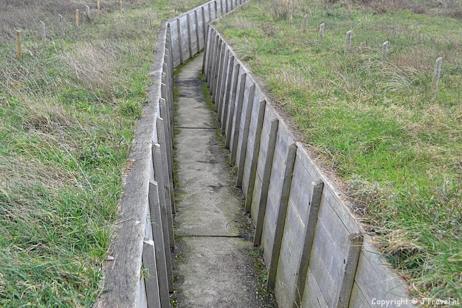 Een loopgraaf op het terrein van het Bunker Museum in IJmuiden