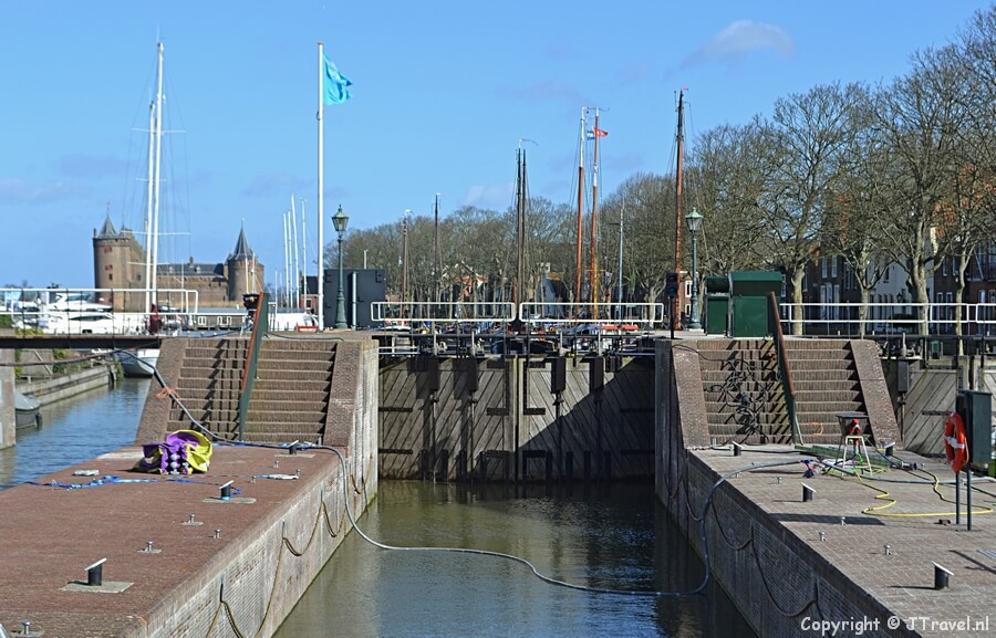 De grote zeesluis in vestingstad Muiden