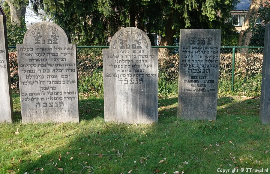 De Joodse begraafplaats in Harderwijk tijdens de 12e etappe van het Westerborkpad