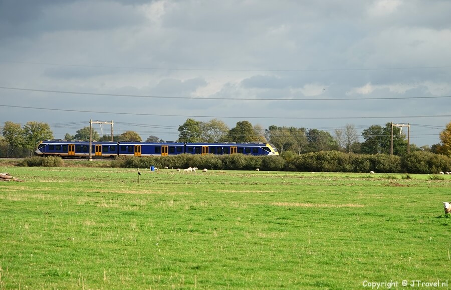 De trein tijdens de 20e etappe van het Westerborkpad tussen Station Zwolle en Lichtmis