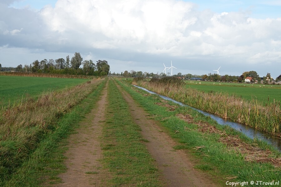 Een zandpad tijdens de 20e etappe van het Westerborkpad tussen Station Zwolle en Lichtmis