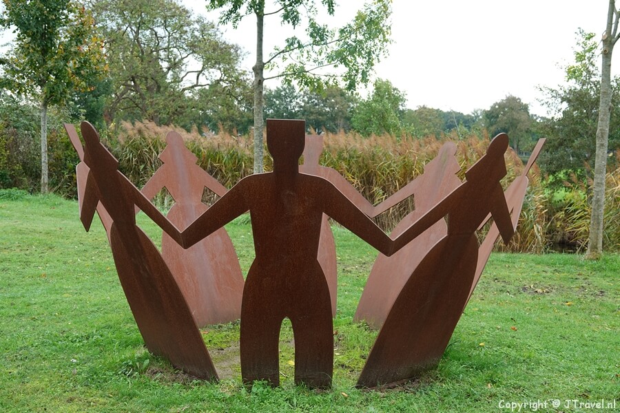 Kunstwerk De Boerendans in Zwolle tijdens de 20e etappe van het Westerborkpad tussen Station Zwolle en Lichtmis