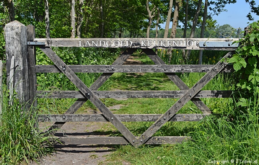 Het eind van het onverharde pad op de route van de Kabouterwandeling over Landgoed Keukenhof