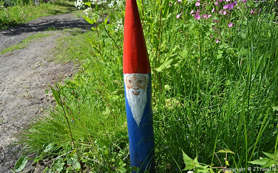 Een kabouterpaal tijdens de Kabouterwandeling bij Kasteel Keukenhof