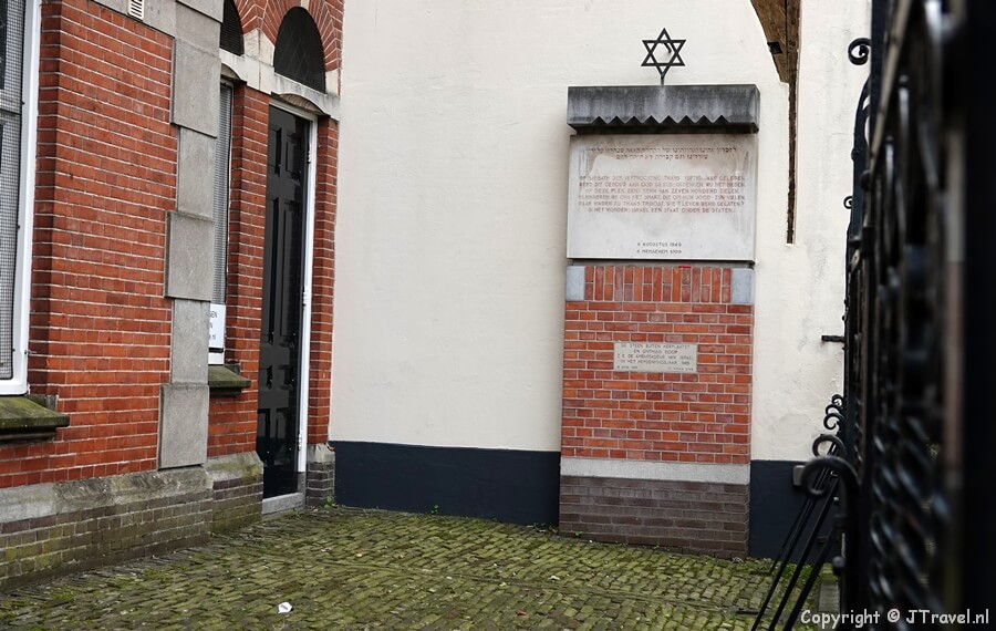 Het monument voor de Joodse synagoge in Zwolle tijdens de 20e etappe van het Westerborkpad tussen Station Zwolle en Lichtmis