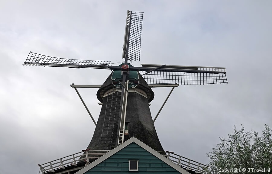 Oliemolen De Passiebloem in Zwolle tijdens de 20e etappe van het Westerborkpad tussen Station Zwolle en Lichtmis