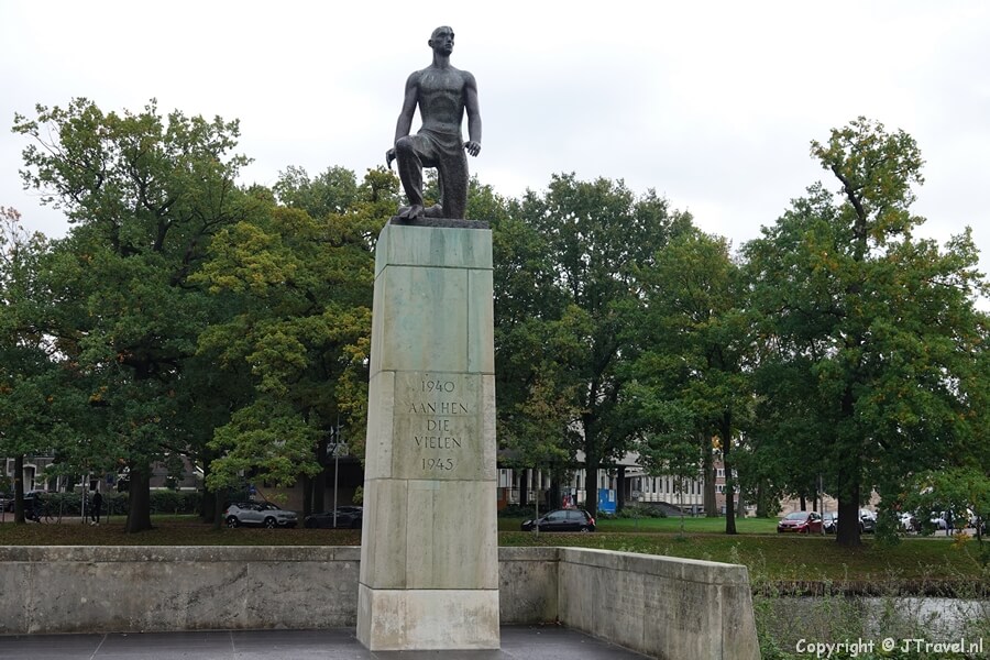 Het oorlogsmonument in Zwolle tijdens de 20e etappe van het Westerborkpad tussen Station Zwolle en Lichtmis