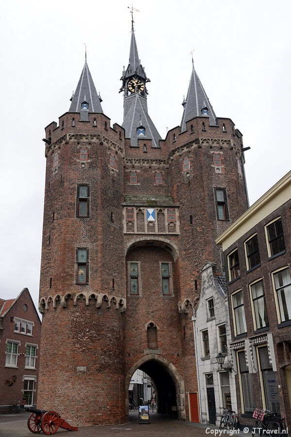De Sassenpoort in Zwolle tijdens de 20e etappe van het Westerborkpad tussen Station Zwolle en Lichtmis