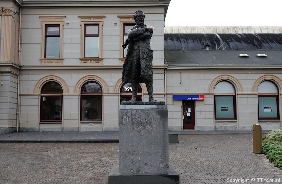 Het standbeeld van Johan Rudolph Thorbecke op het Stationsplein in Zwolle tijdens de 20e etappe van het Westerborkpad tussen Station Zwolle en Lichtmis