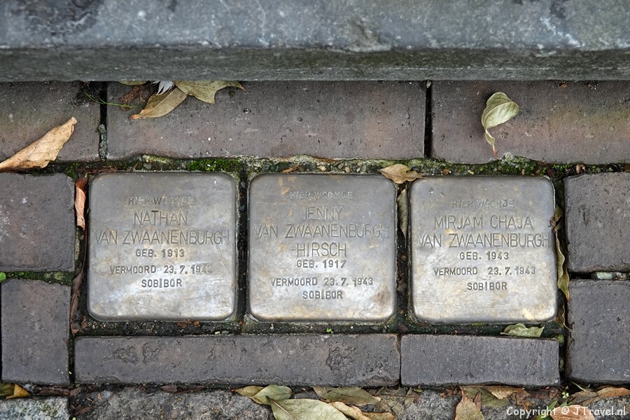 Stolpersteine voor Jenny, Mirjam en Nathan van Zwaanenburgh, Schoutenstraat 14 in Zwolle tijdens de 20e etappe van het Westerborkpad tussen Station Zwolle en Lichtmis