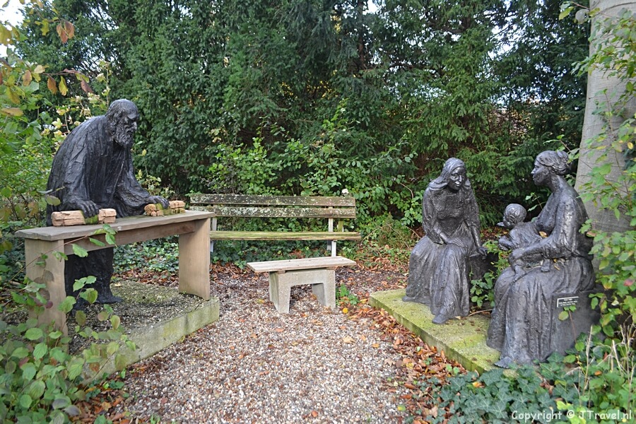 Het beeld van de Heilige familie in de Bijbelse Tuin Hoofddorp