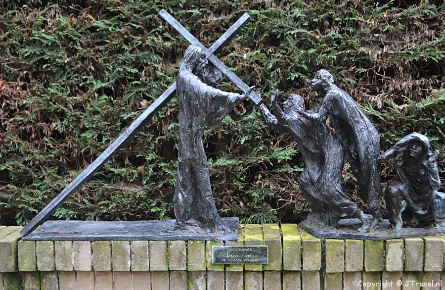 Het beeld van de achtste kruiswegstatie: Jezus troost een huilende vrouw in de Bijbelse Tuin Hoofddorp