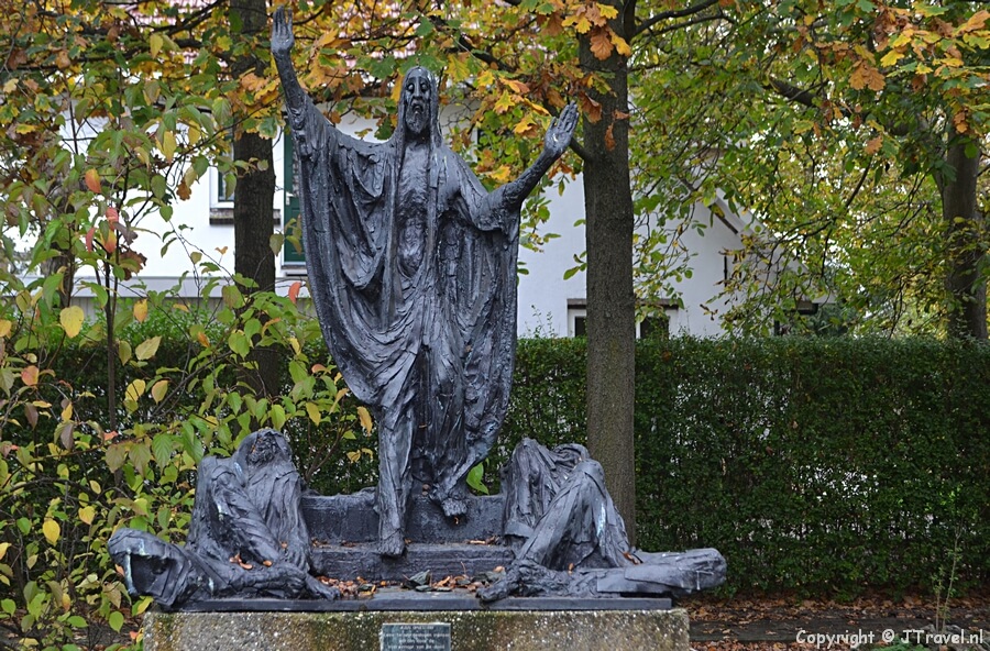 Het beeld van de opstanding in de Bijbelse Tuin Hoofddorp