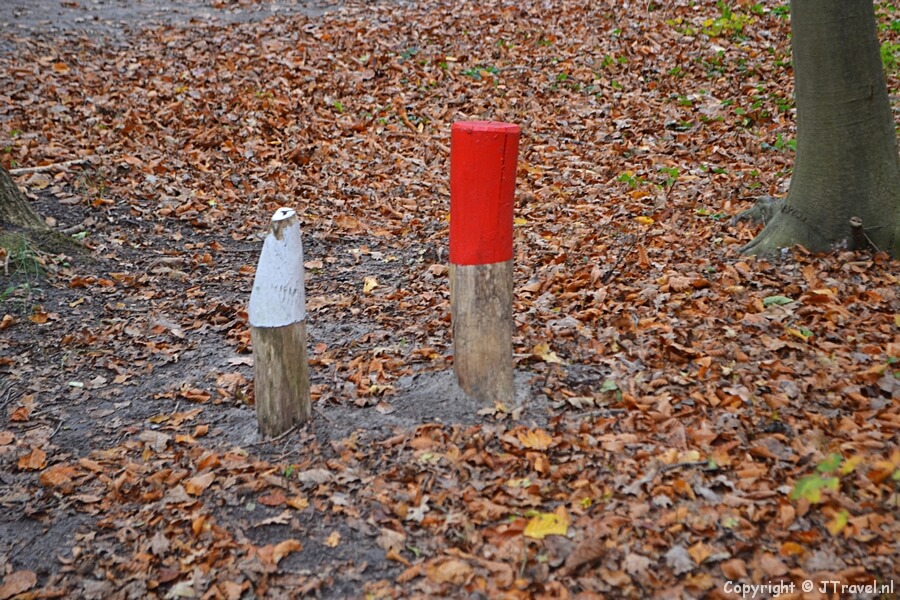 Een routepaaltje in Wandelbos Groenendaal in Heemstede