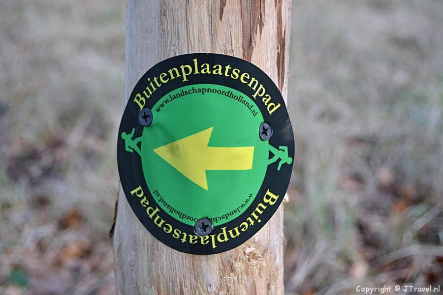 Routepaaltje voor het Buitenplaatsenpad over Buitenplaats Leyduin in Vogelenzang