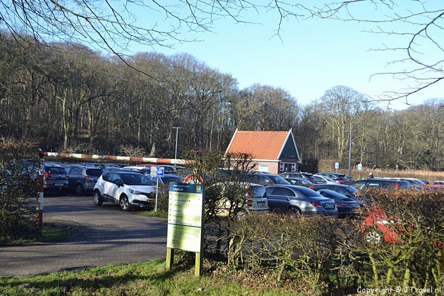 De parkeerplaats bij Buitenplaats Leyduin in Vogelenzang