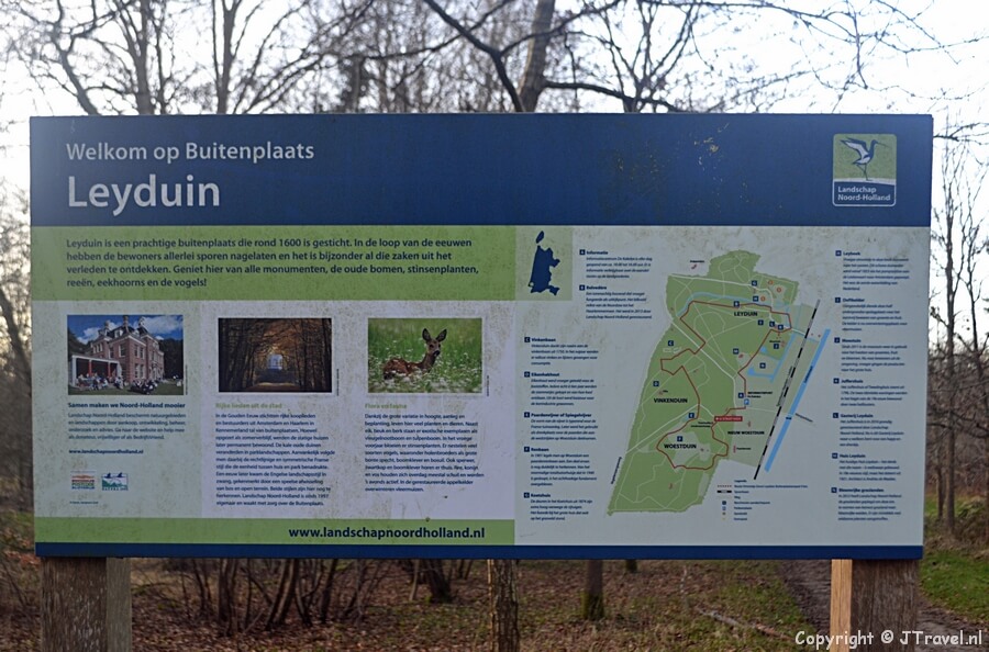 Een informatiebord over Buitenplaats Leyduin in Vogelenzang