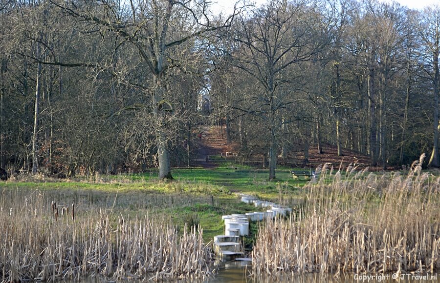 Stapstenen tijdens mijn wandeling over Buitenplaats Leyduin in Vogelenzang