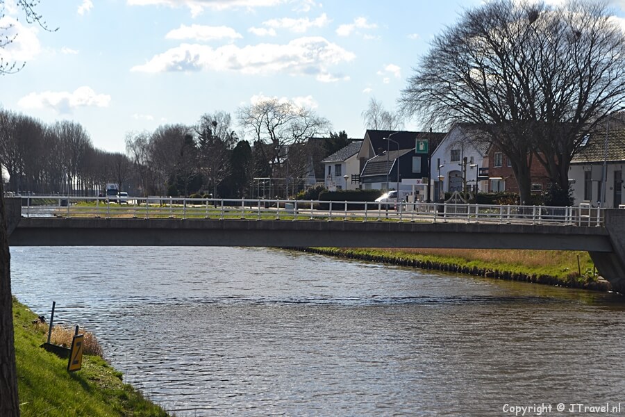Brug over de Hoofdvaart in Abbenes tijdens mijn wandeling van de Olmenhorstroute rond Lisserbroek