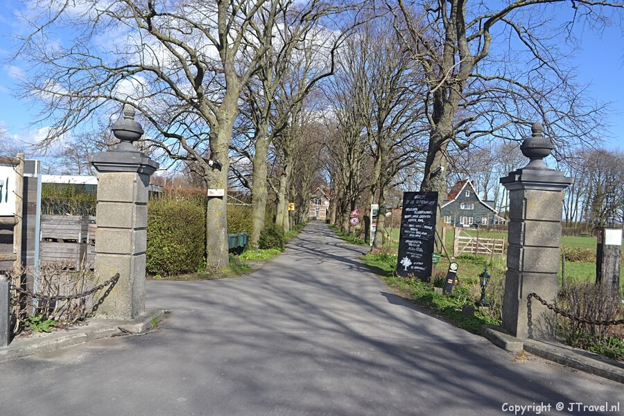 De entree van Landgoed De Olmenhorst tijdens mijn wandeling van de Olmenhorstroute rond Lisserbroek