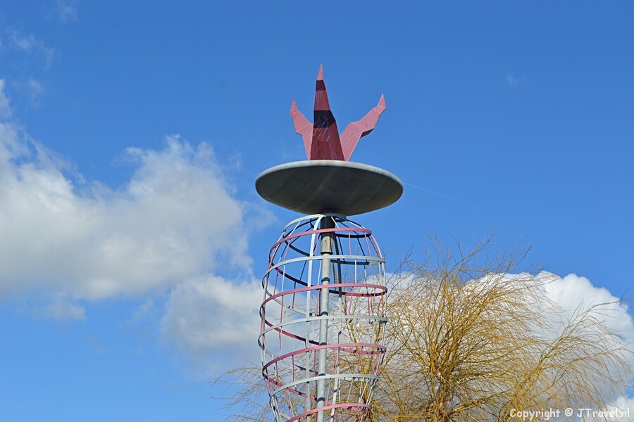 Kunst aan de Lisserbroekerweg tijdens mijn wandeling van de Olmenhorstroute rond Lisserbroek