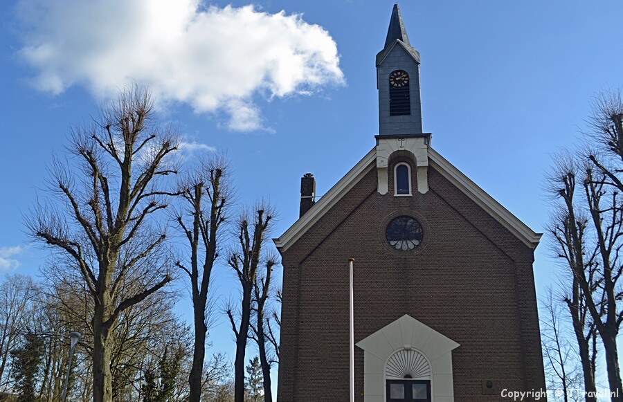 De kerk aan de Hoofdvaart in Abbenes tijdens mijn wandeling van de Olmenhorstroute rond Lisserbroek