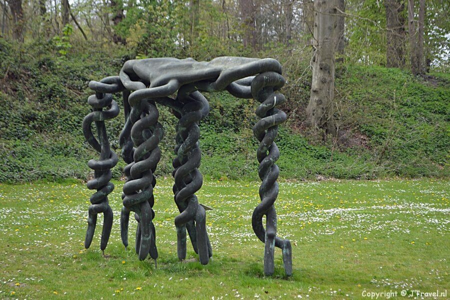 Kunst op het terrein van Kasteel Keukenhof tijdens Trage Tocht Lisse
