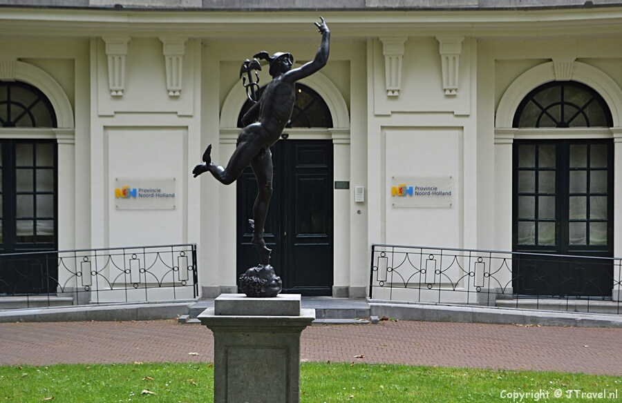 Een beeld in de tuin van Paviljoen Welgelegen tijdens mijn wandeling langs de beeldengalerij aan de Dreef in Haarlem