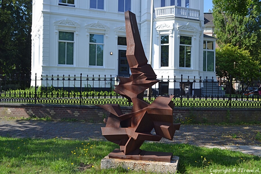 Het kunstwerk Groei van Remco van der Gugten tijdens mijn wandeling langs de beeldengalerij aan de Dreef in Haarlem