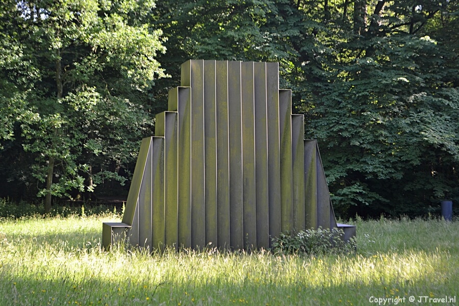 Het kunstwerk Ziggurat van Gusta Kullberg tijdens mijn wandeling langs de beeldengalerij aan de Dreef in Haarlem