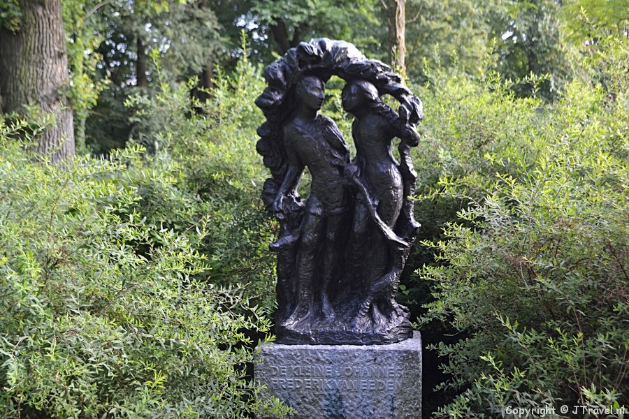 Het beeld Kleine Johannes van Mari Andriessen tijdens mijn wandeling langs de beeldengalerij aan de Dreef in Haarlem