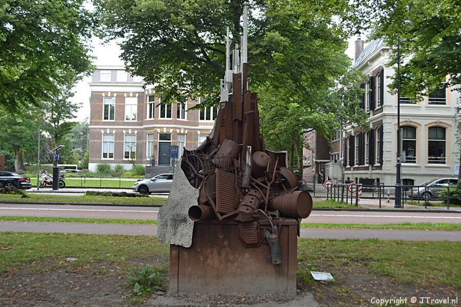 Het kunstwerk Cover-RE-cover van Marianne Lammersen tijdens mijn wandeling langs de beeldengalerij aan de Dreef in Haarlem