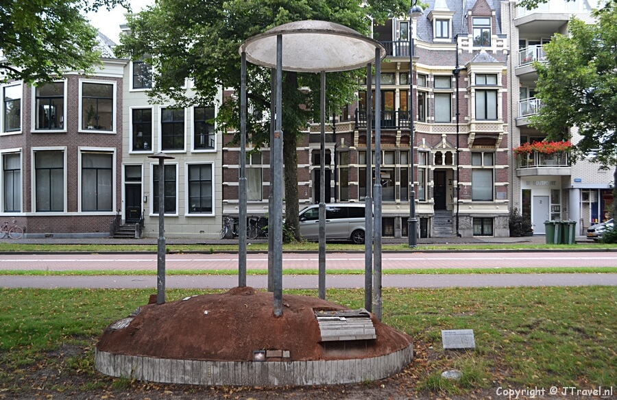 Het kunstwerk Eiland voor de gekoesterde stand van zaken van Hilke Walraven tijdens mijn wandeling langs de beeldengalerij aan de Dreef in Haarlem