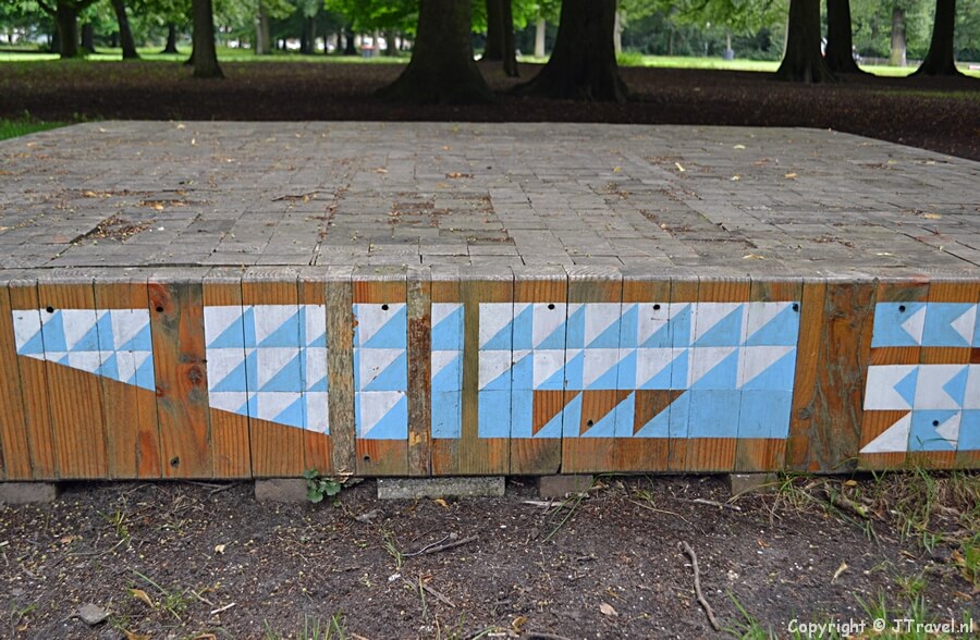Het kunstwerk Estrade van Niels Broszat tijdens mijn wandeling langs de beeldengalerij aan de Dreef in Haarlem