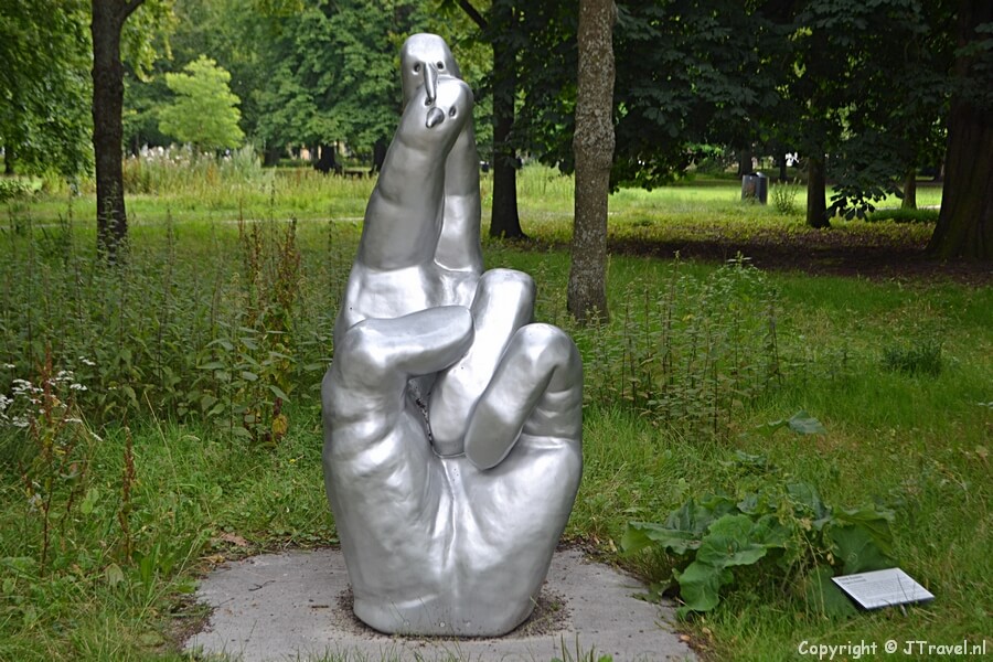 Het kunstwerk Fingers Crossed van Frank Koolen tijdens mijn wandeling langs de beeldengalerij aan de Dreef in Haarlem