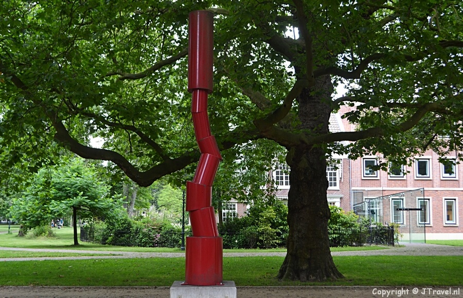 Het kunstwerk Stapeling van Sjoerd Buisman tijdens mijn wandeling langs de beeldengalerij aan de Dreef in Haarlem