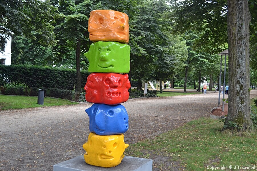 Het kunstwerk Totemetot van Frank Koolen tijdens mijn wandeling langs de beeldengalerij aan de Dreef in Haarlem