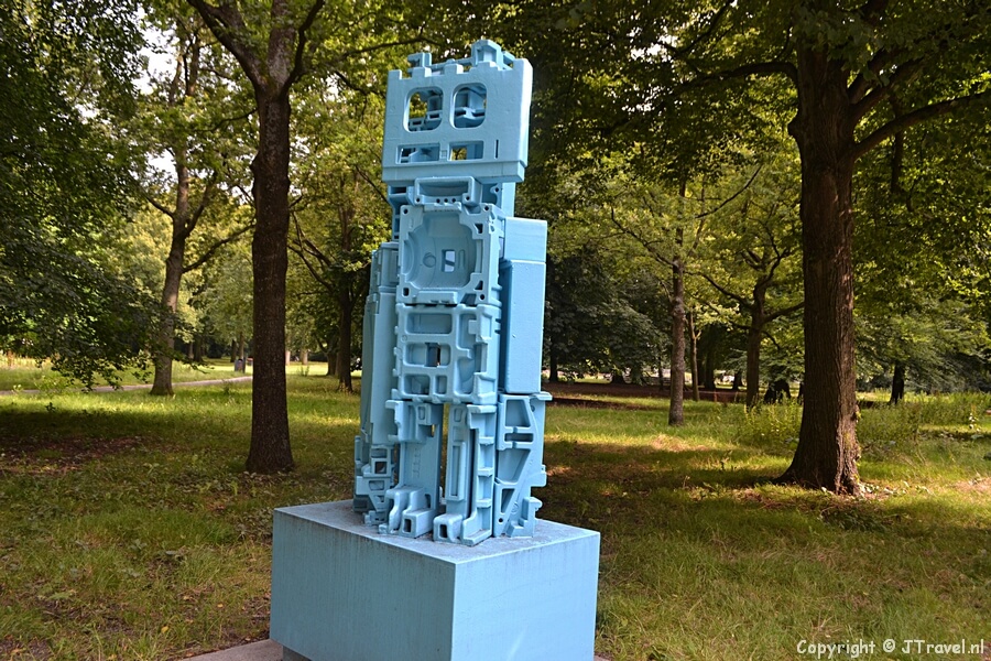Het kunstwerk Will we survive? van Joanneke Meester tijdens mijn wandeling langs de beeldengalerij aan de Dreef in Haarlem